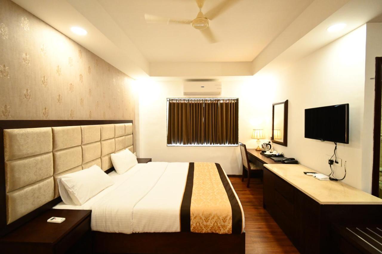 Faith Cricket Club & Resort Bhopal Esterno foto