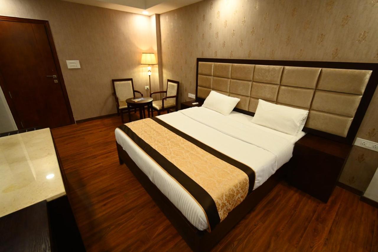 Faith Cricket Club & Resort Bhopal Esterno foto